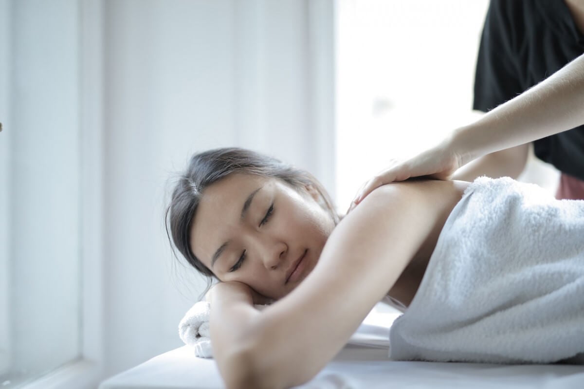 8 Powerful Benefits of Body Massage: Uses, Types, Research