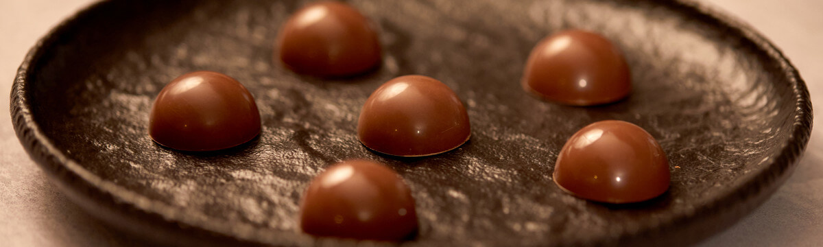 Moulding and capping chocolates