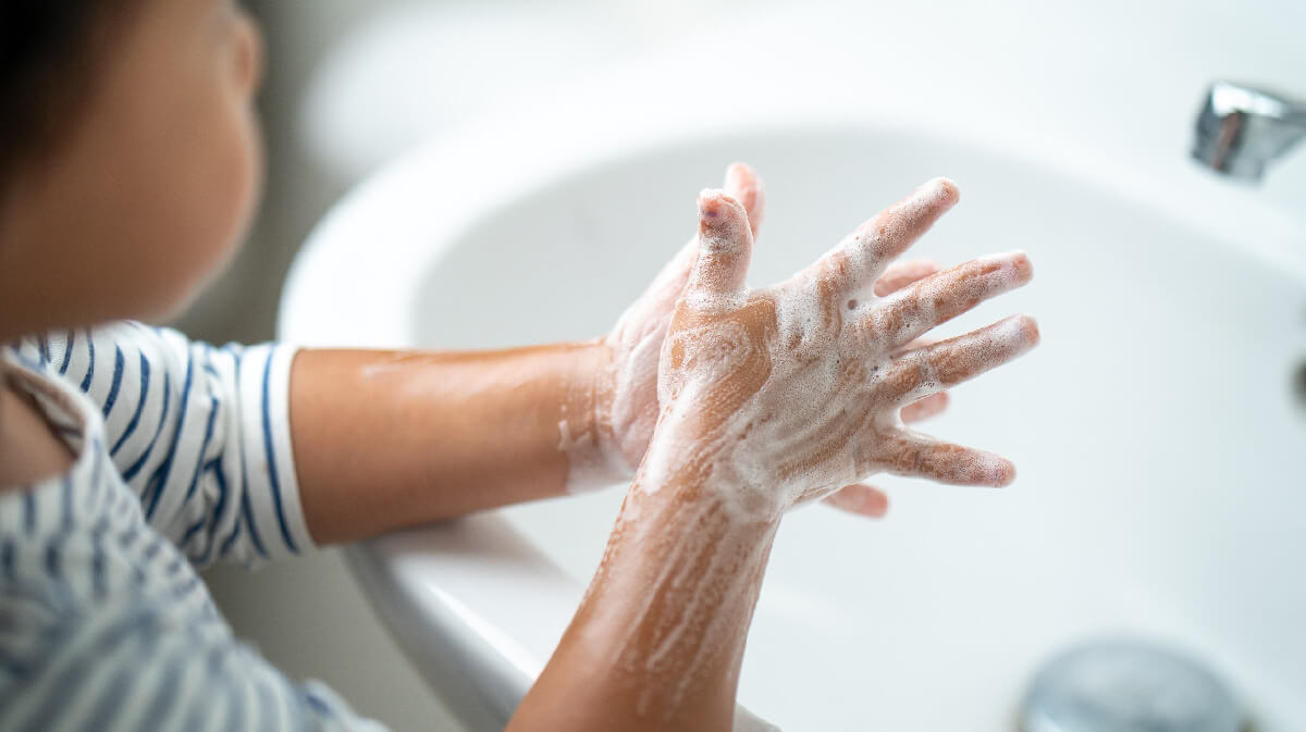 Seife vs. Desinfektionsmittel – Dermatologen warnen: Handekzeme nehmen dramatisch zu