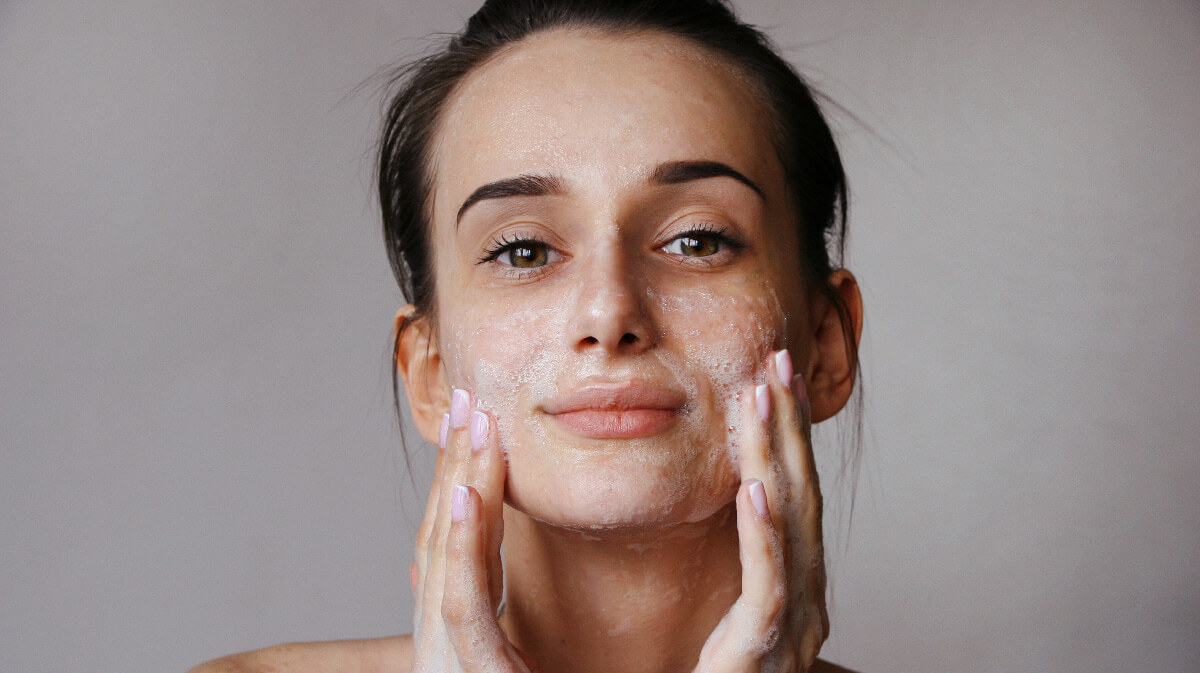 Raue Haut im Gesicht: Ursachen und hilfreiche Tipps