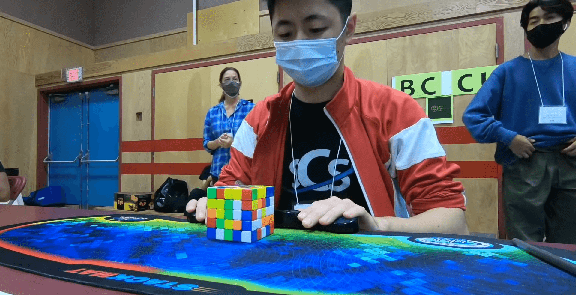 A competitor ready to begin their solve at a WCA competition
