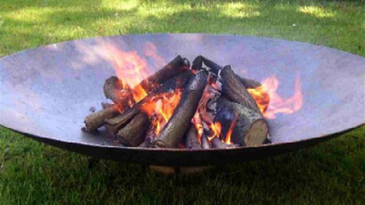 How to Extinguish a Fire Pit Safely?