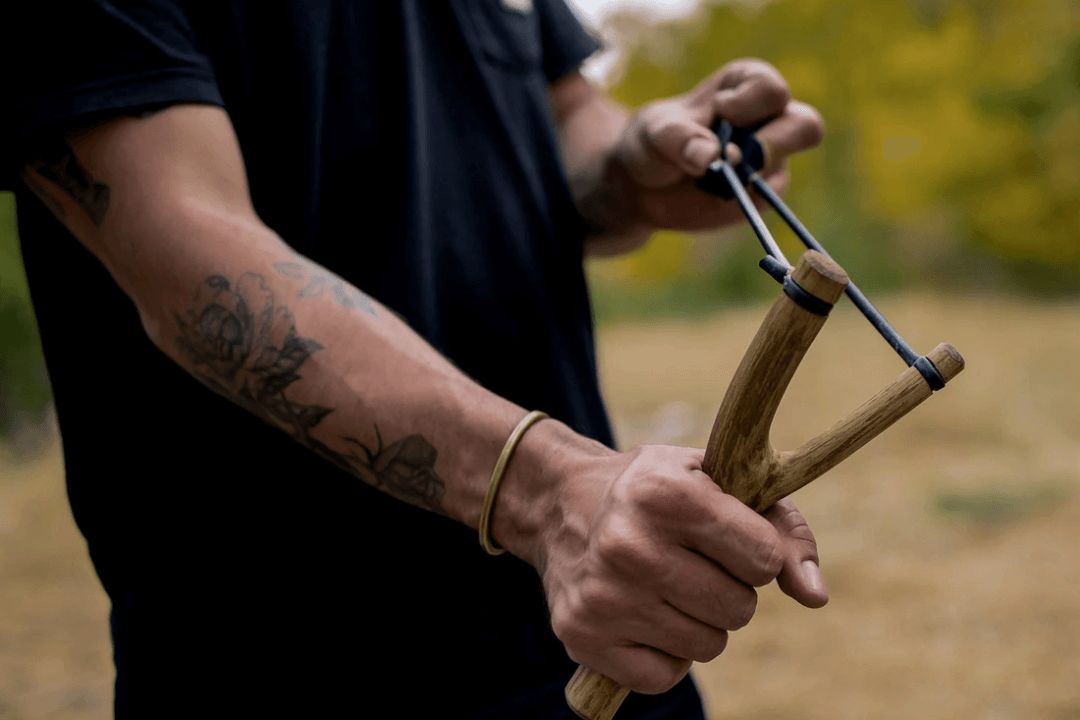 BECOME THE SLINGSHOT RAMBO: LEARN HOW TO USE AND AIM A SLINGSHOT