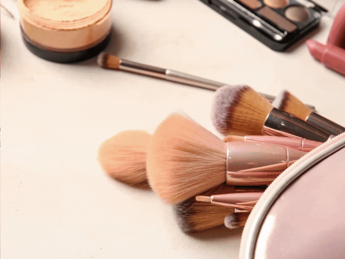WHY YOU SHOULD CLEAN YOUR MAKEUP BRUSHES (And How To Do It)