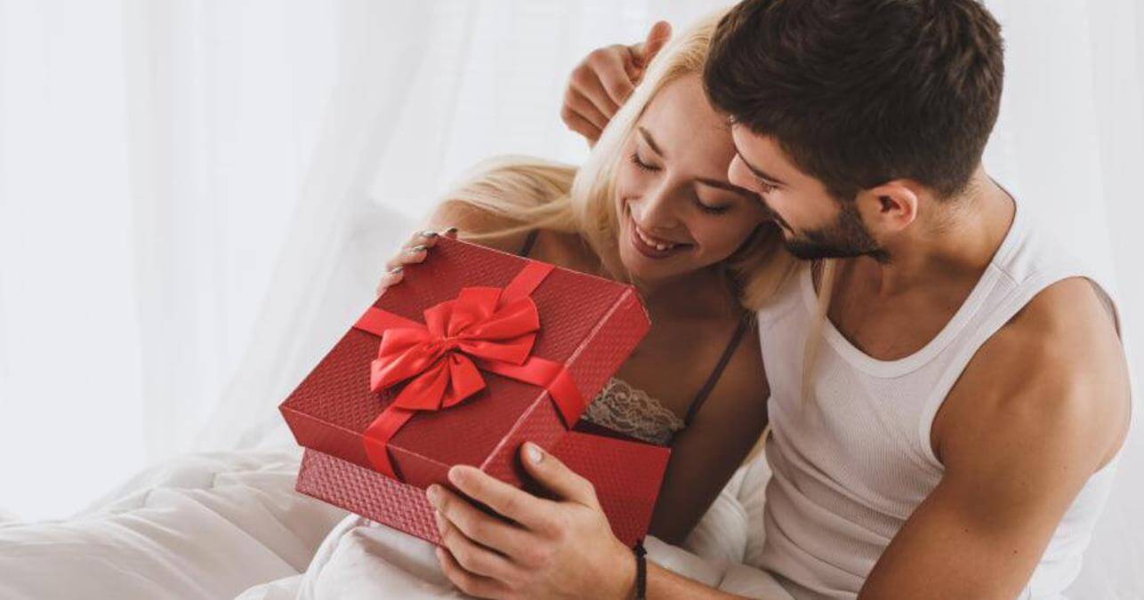 30 Best Valentine's Day Gift Ideas for Him/Her/Friend (2023)
