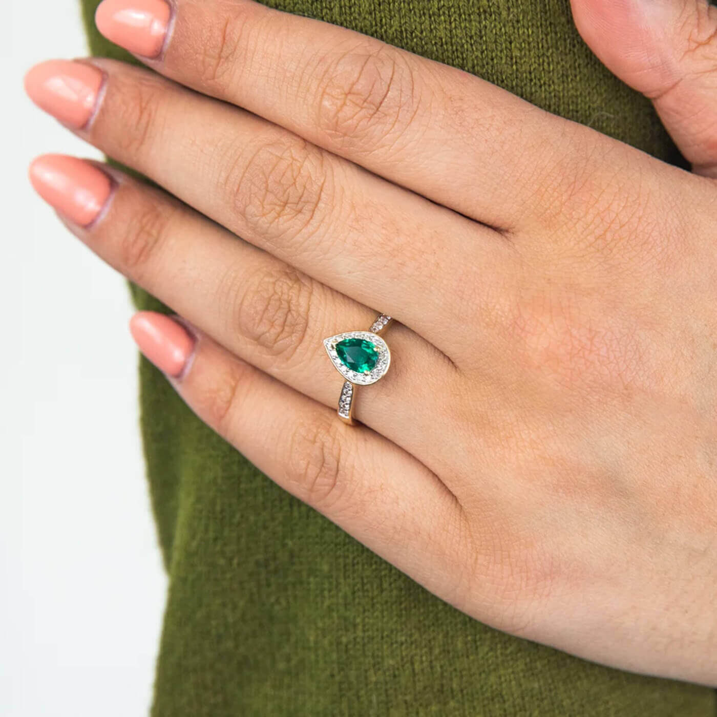 Best Emerald Engagement Rings. Pear shaped emerald gold ring.