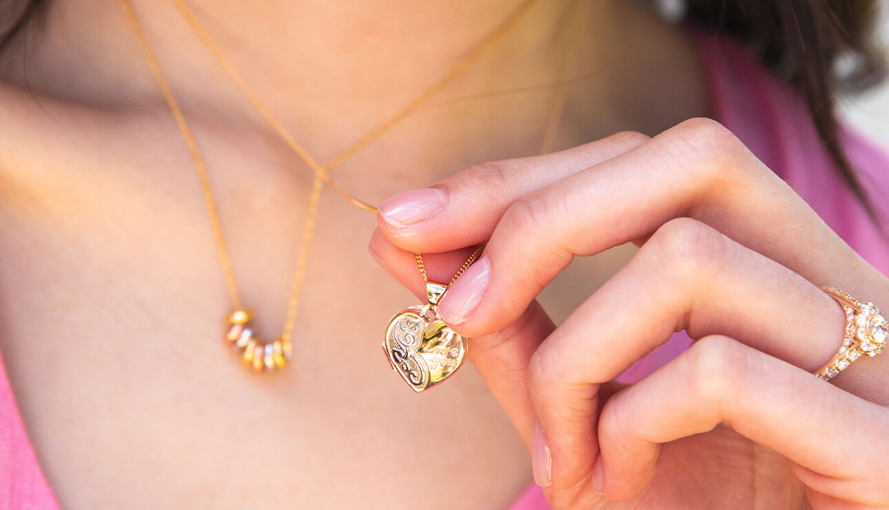 How to wear pendant necklaces