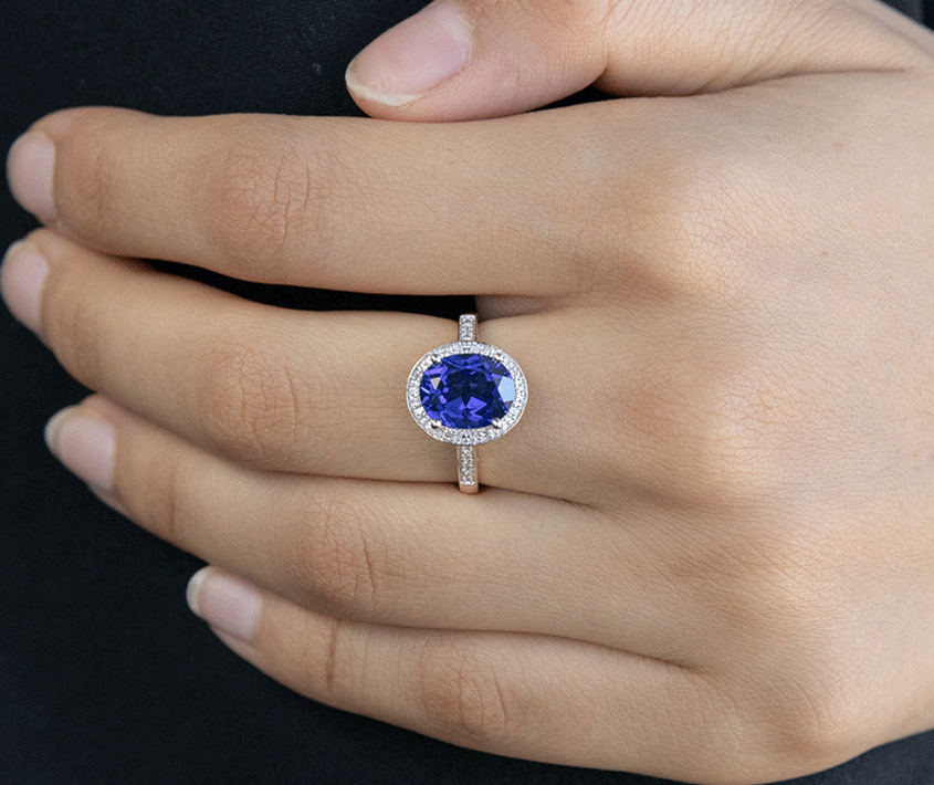 best Sapphire Engagement Rings: blue tone ring on finger