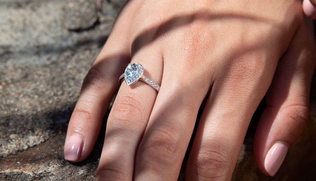 A roundup of our best aquamrine engagement rings: ring 