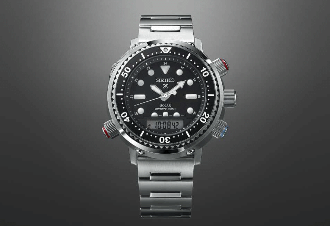 Seiko Hybrid Diver. SNJ033P with steel case and bracelet in grey background. 