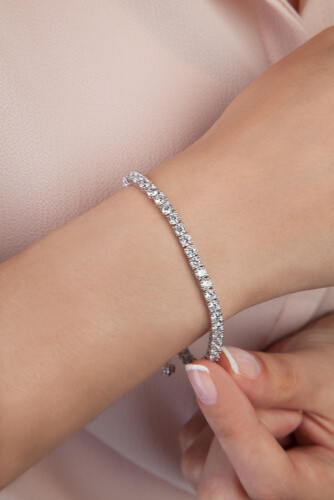 what is a tennis bracelet. diamonds on wrist