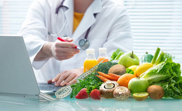 Nutritionist is consulting on healthy eating with fruits and vegetables